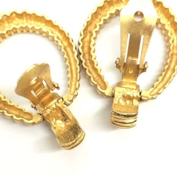 VINTAGE 80S 90S GOLD TONE SHRIMP DOOR KNOCKER TEXTURED CLIP-ON HOOP EARRINGS 2” - Picture 10 of 10